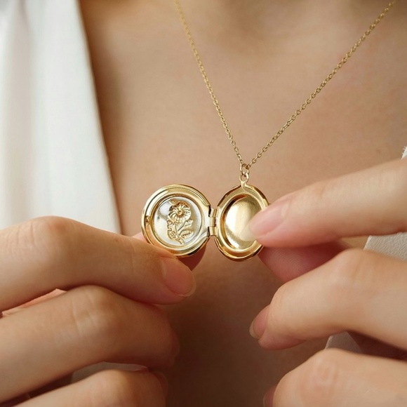 Flora Locket Necklace | Gold Plated Stainless Steel - Picture 4 of 5